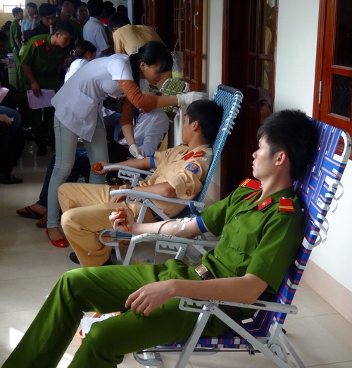 Đông đảo đoàn viên thanh niên lực lượng vũ trang tham gia hiến máu nhân đạo